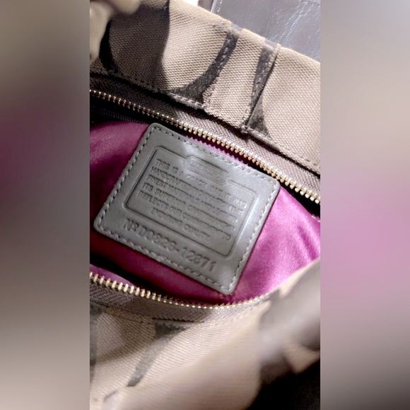 Coach Carly Signature Hobo Shoulder bag 12” X 9” approxi.. Excellent Condition - Picture 6 of 14